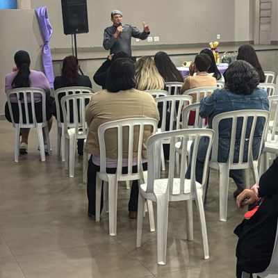 Momento de aprendizado e conscientização durante a programação do Agosto Lilás.